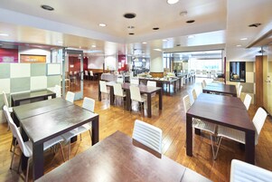 每日供应自助式早餐（每人 JPY 750）