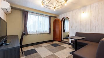 Kamar Triple, Bebas Asap Rokok | Brankas, setrika/meja setrika, Wi-Fi gratis, dan seprai linen
