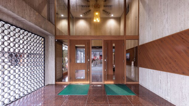 A lobby with a wooden floor, a patterned wall, and a ceiling light. - Select Inn Fujisan Gotemba (Gotemba)