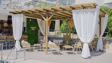 Poolside bar
