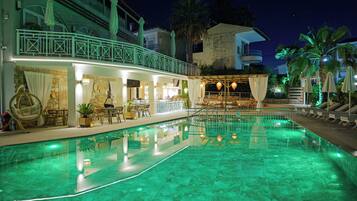 Seasonal outdoor pool, pool umbrellas, sun loungers