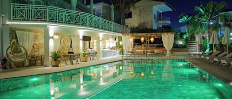 Seasonal outdoor pool, pool umbrellas, sun loungers