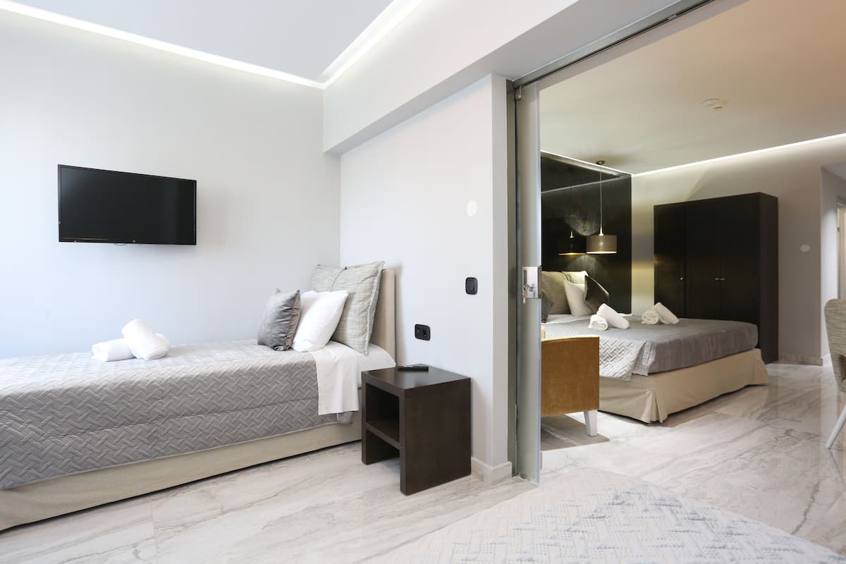 Estudi en suite familiar | Roba de llit d'alta qualitat i caixa forta a l'habitació