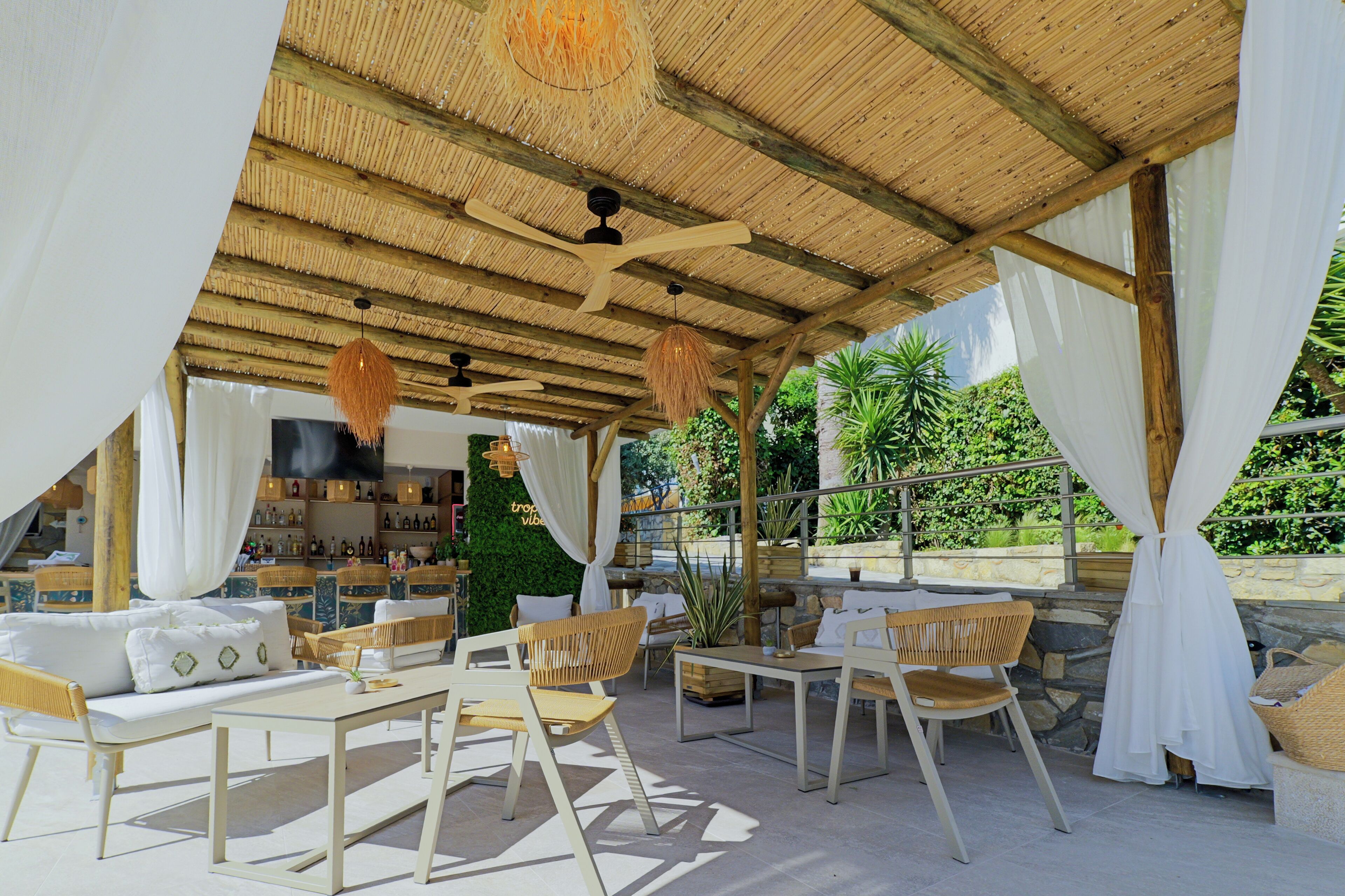 Bar junto a la piscina
