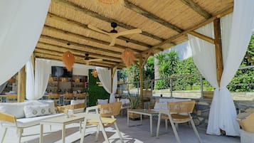 Bar junto a la piscina
