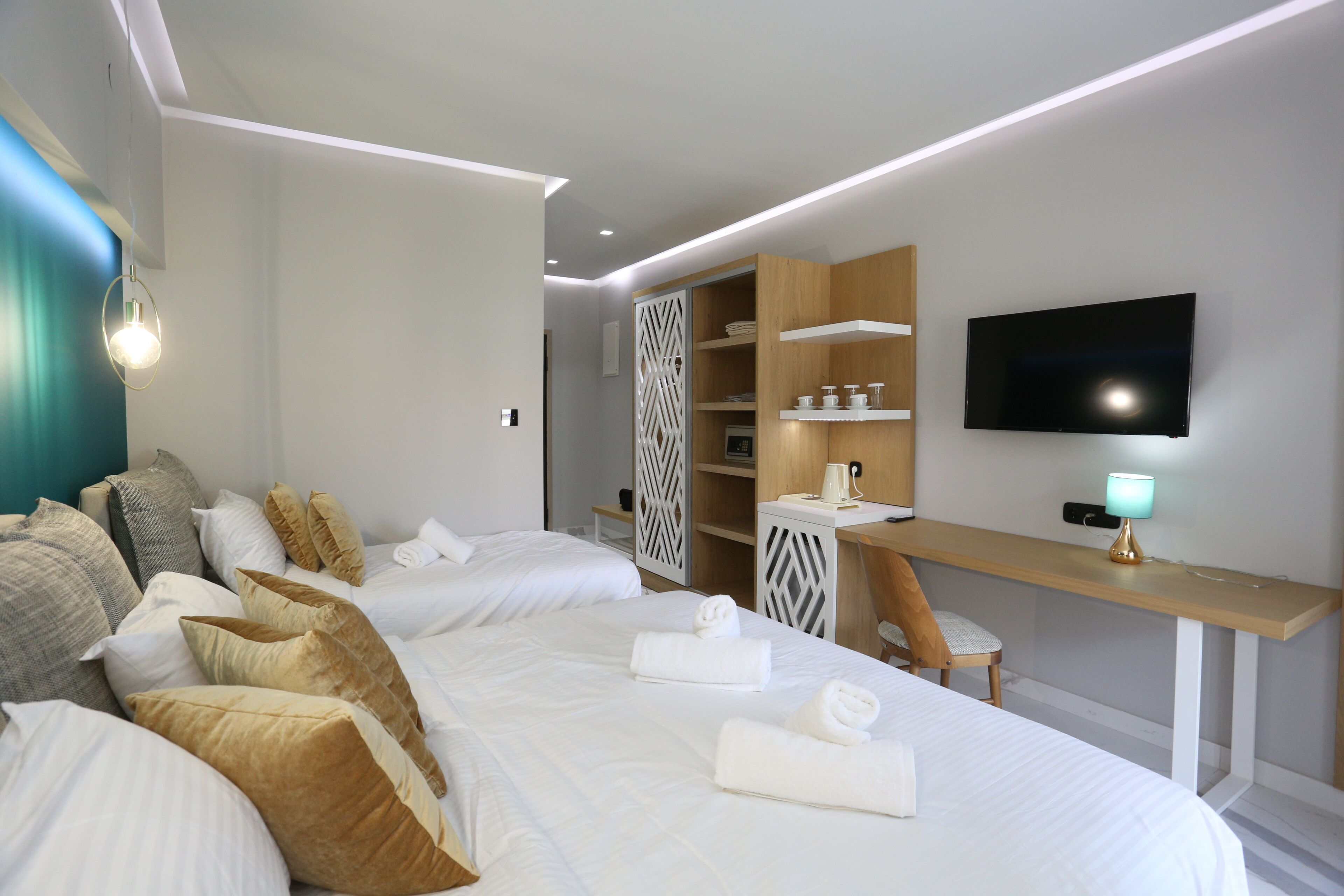 Ropa de cama de alta calidad y caja de seguridad en la habitación 