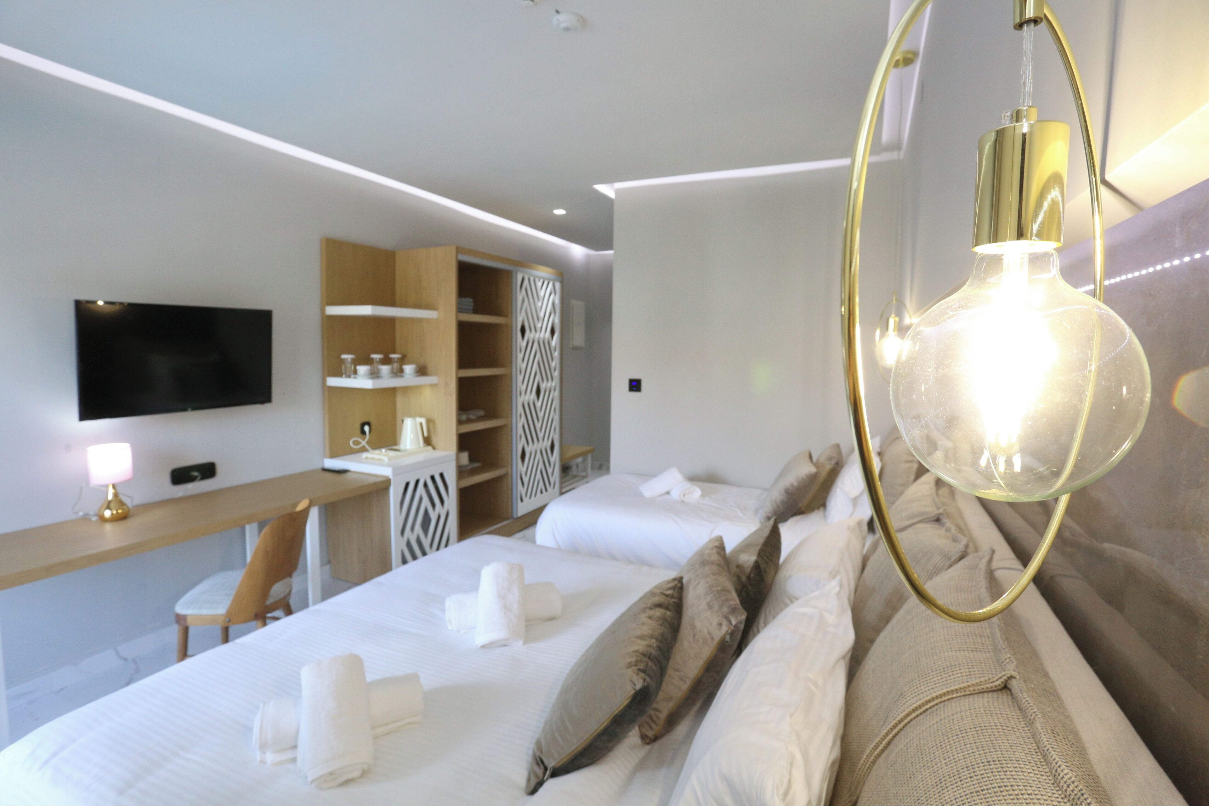 Ropa de cama de alta calidad y caja de seguridad en la habitación 