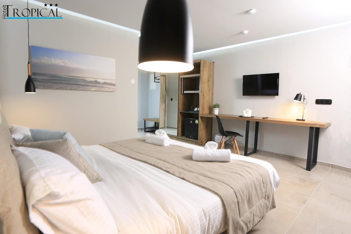 Habitación doble ejecutiva, vista al jardín | Ropa de cama de alta calidad y caja de seguridad en la habitación
