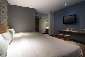 Quadruple Room, Non Smoking - Kama Hotel (Medan)