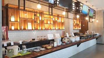 Cocina local con mesas al aire libre