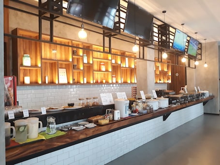 Cocina local, restaurante con mesas al aire libre