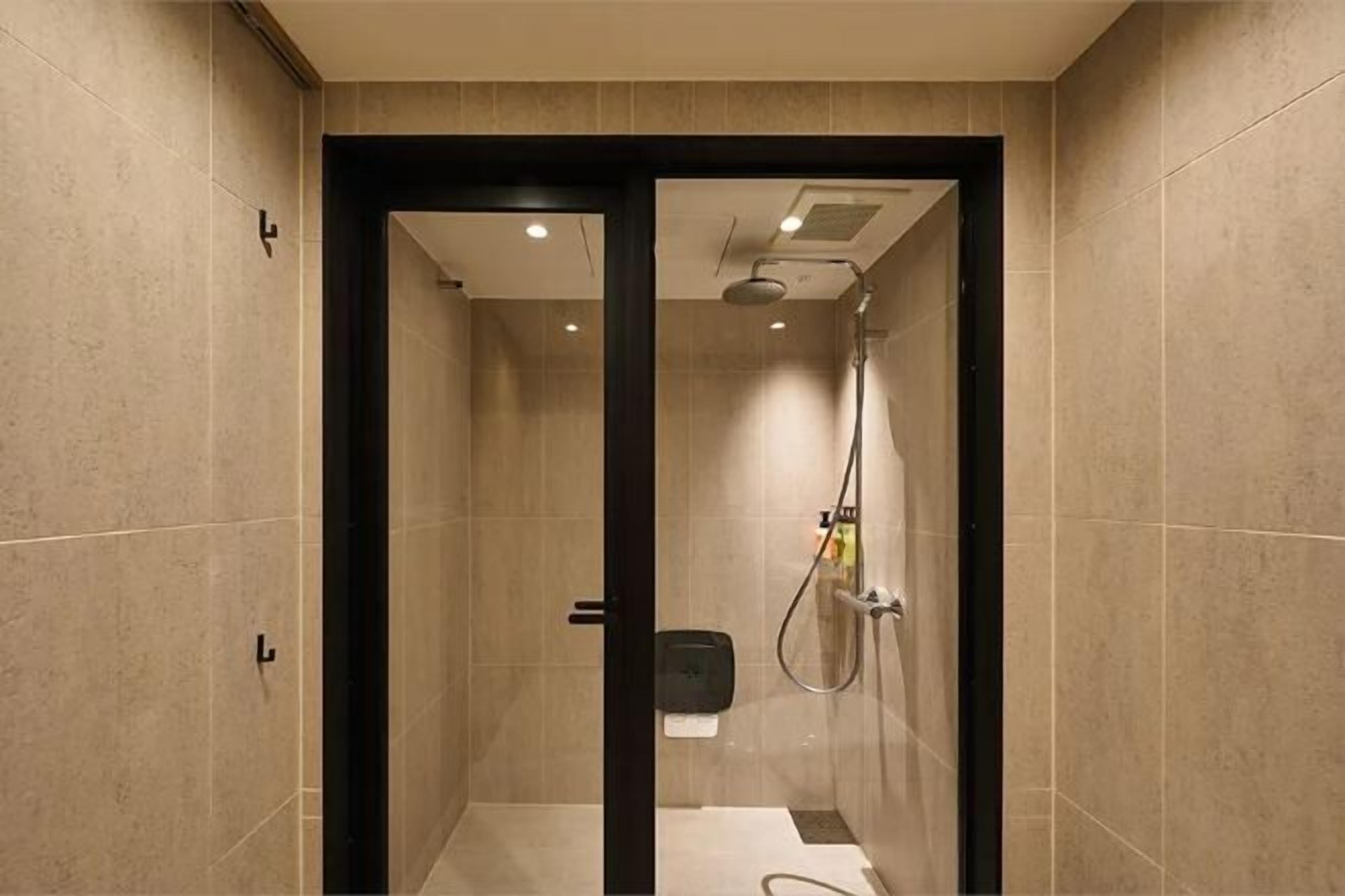 Salle de bain | Douche, douche à « effet pluie », articles de toilette gratuits