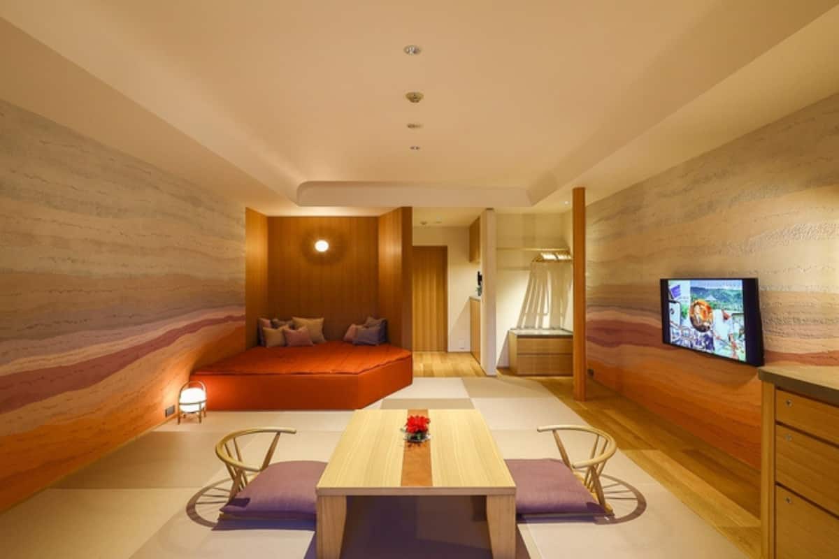 Habitación Premier, vista a la montaña (No Meal included,Check in until 7pm) | 1 habitación, edredón, caja de seguridad en la habitación y escritorio