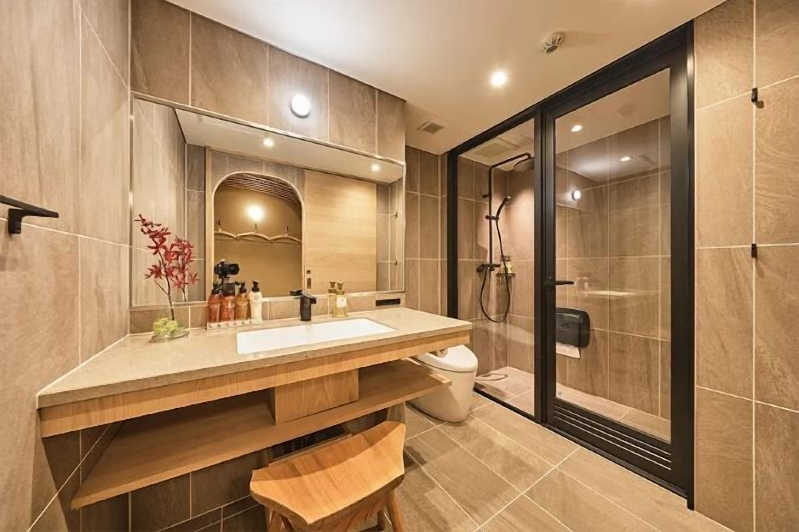 Salle de bain | Douche, douche à « effet pluie », articles de toilette gratuits