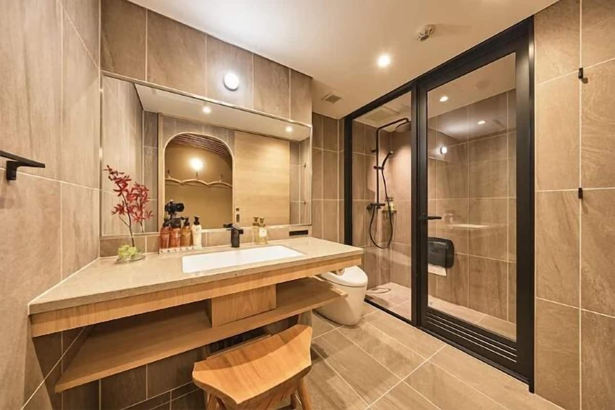 Salle de bain | Douche, douche à « effet pluie », articles de toilette gratuits