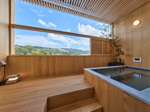 Quarto clássico, vista para a montanha (No Meal included,Check in until 7pm) | Banheiro | Chuveiro, chuveiro com efeito de chuva, produtos de toalete grátis 