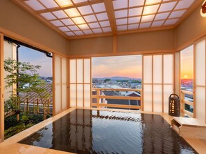 A traditional Japanese onsen with a view of the cityscape at sunset. - Hotel New Wakasa (Nara)