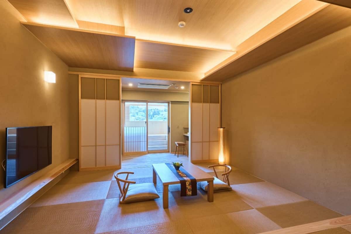 Habitación de diseñador, vista a la montaña | 1 habitación, edredón, caja de seguridad en la habitación y escritorio