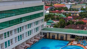 Una piscina al aire libre