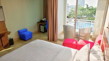 Habitación Deluxe, 1 cama de matrimonio grande, vistas a la piscina | Vistas desde la habitación