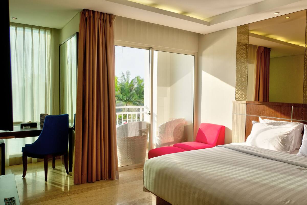Deluxe Room, 1 King Bed, Pool View | Minibar, in-room safe, desk, WiFi (free)
