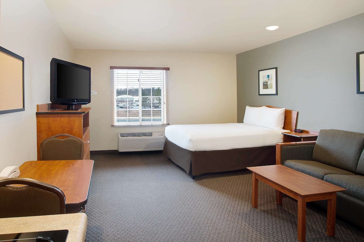 Individually furnished, desk, iron/ironing board, free WiFi