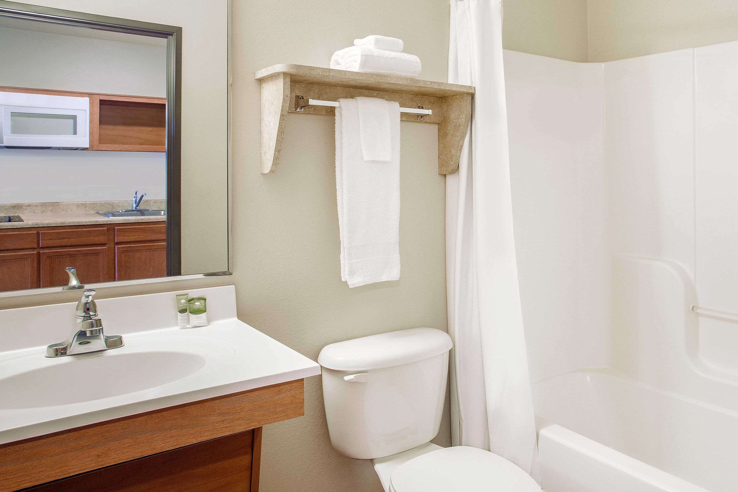 Combined shower/tub, towels