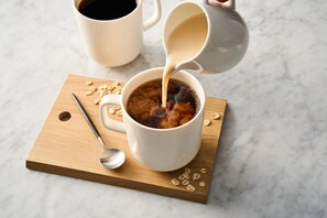 朝食 (ビュッフェ)、毎日提供 (無料)