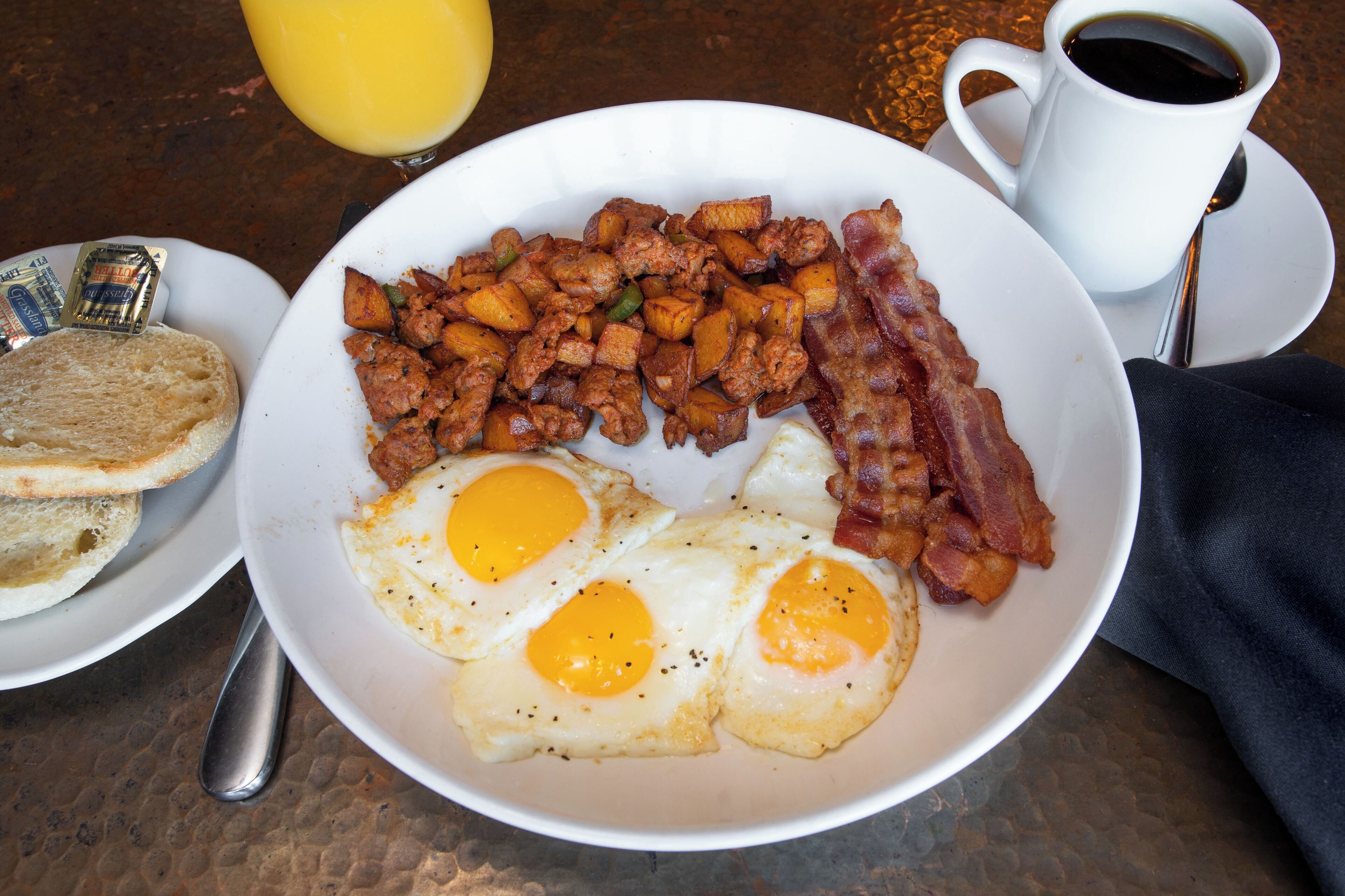 daily cooked-to-order breakfast (usd 15 per person)