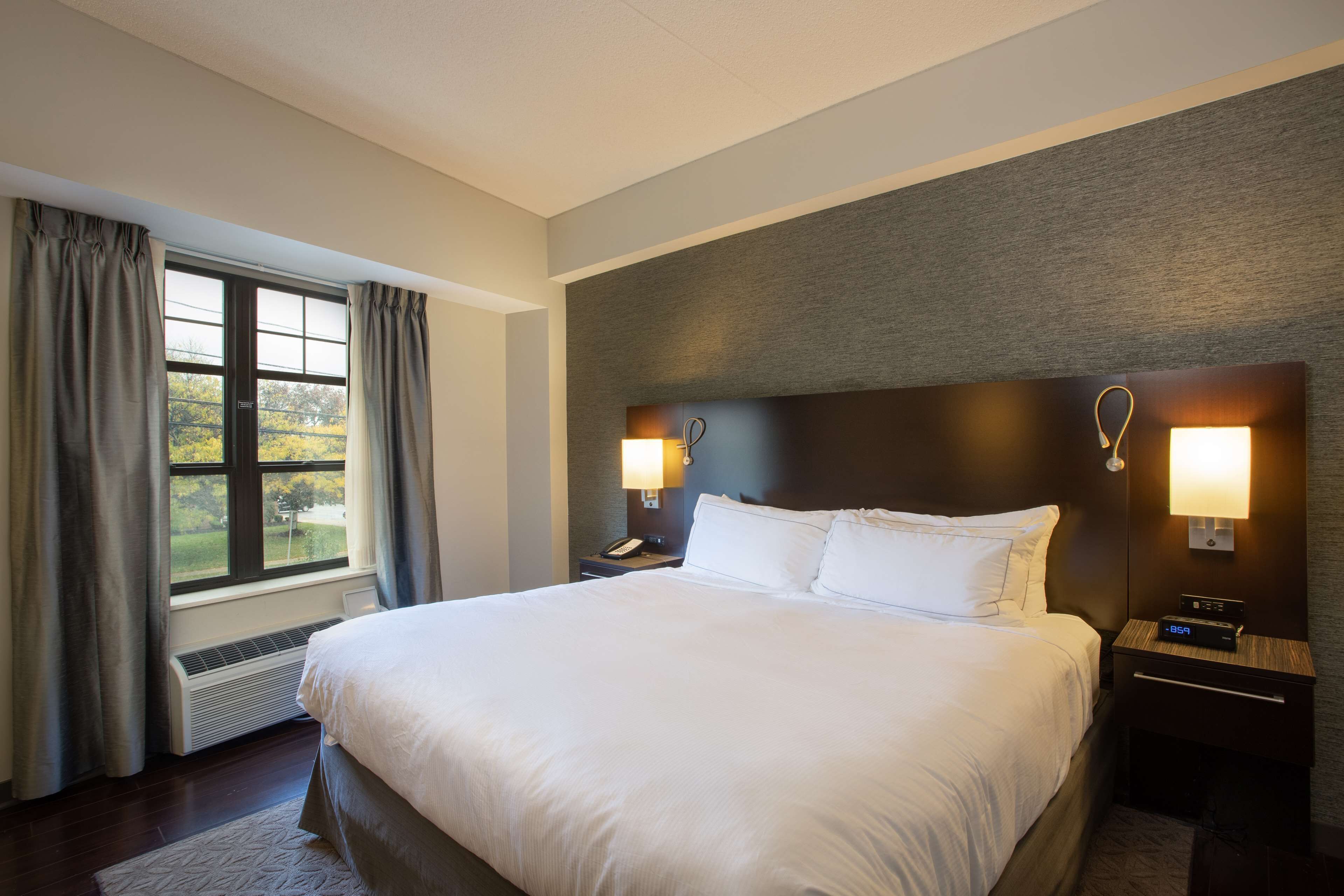 premium bedding, pillow-top beds, in-room safe, desk