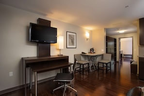 Premium bedding, pillow-top beds, in-room safe, desk - The Mosey Buffalo Williamsville, Tapestry Collection by Hilton (Buffalo)
