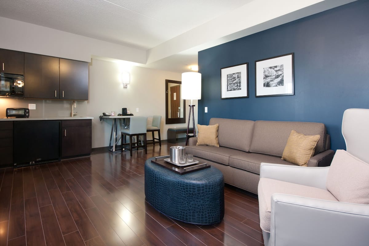 premium bedding, pillow-top beds, in-room safe, desk