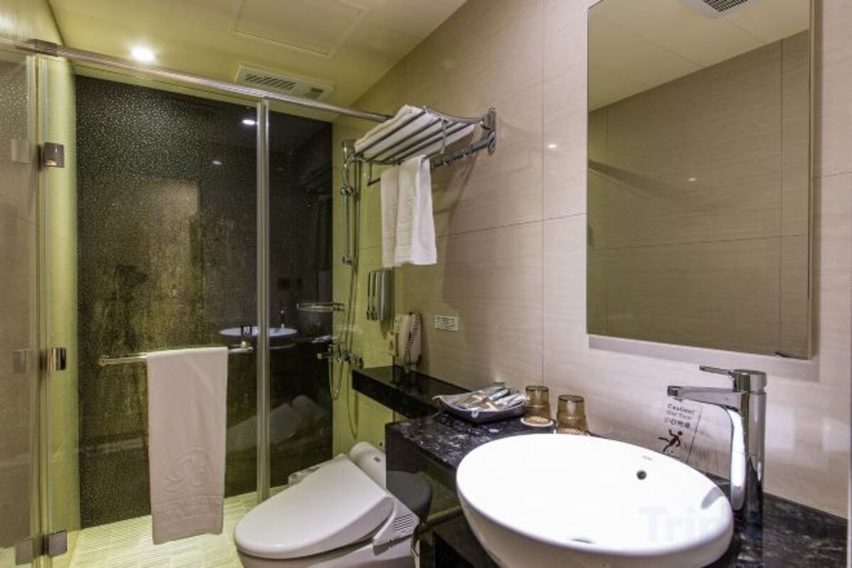 Dusche, Haartrockner, Hausschuhe, Bidet