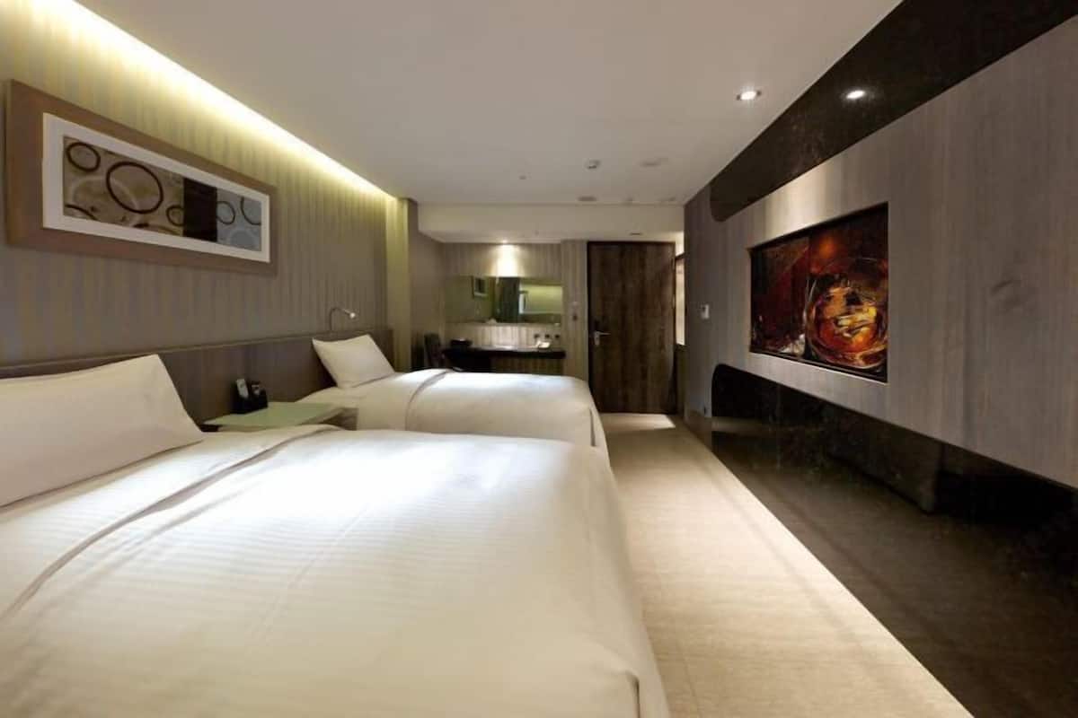 Minibar, brankas, meja kerja, dan ruang kerja ramah laptop