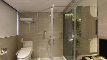 Dusche, Haartrockner, Hausschuhe, Bidet