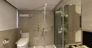 Douche, sèche-cheveux, chaussons, bidet