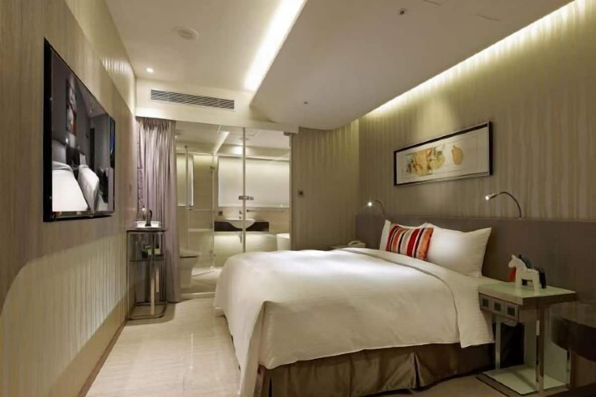 Minibar, brankas, meja kerja, dan ruang kerja ramah laptop