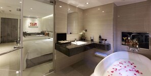 A modern bathroom with a large bathtub, a vanity with a mirror, and a shower area. - Beauty Hotels Taipei - Hotel Bnight (Taipei)