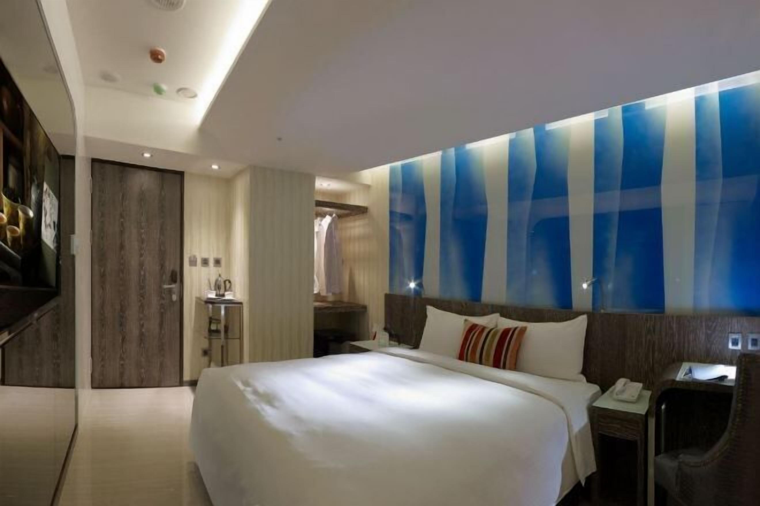 ミニバー、セーフティボックス (室内)、 デスク、ノートパソコン用作業スペース