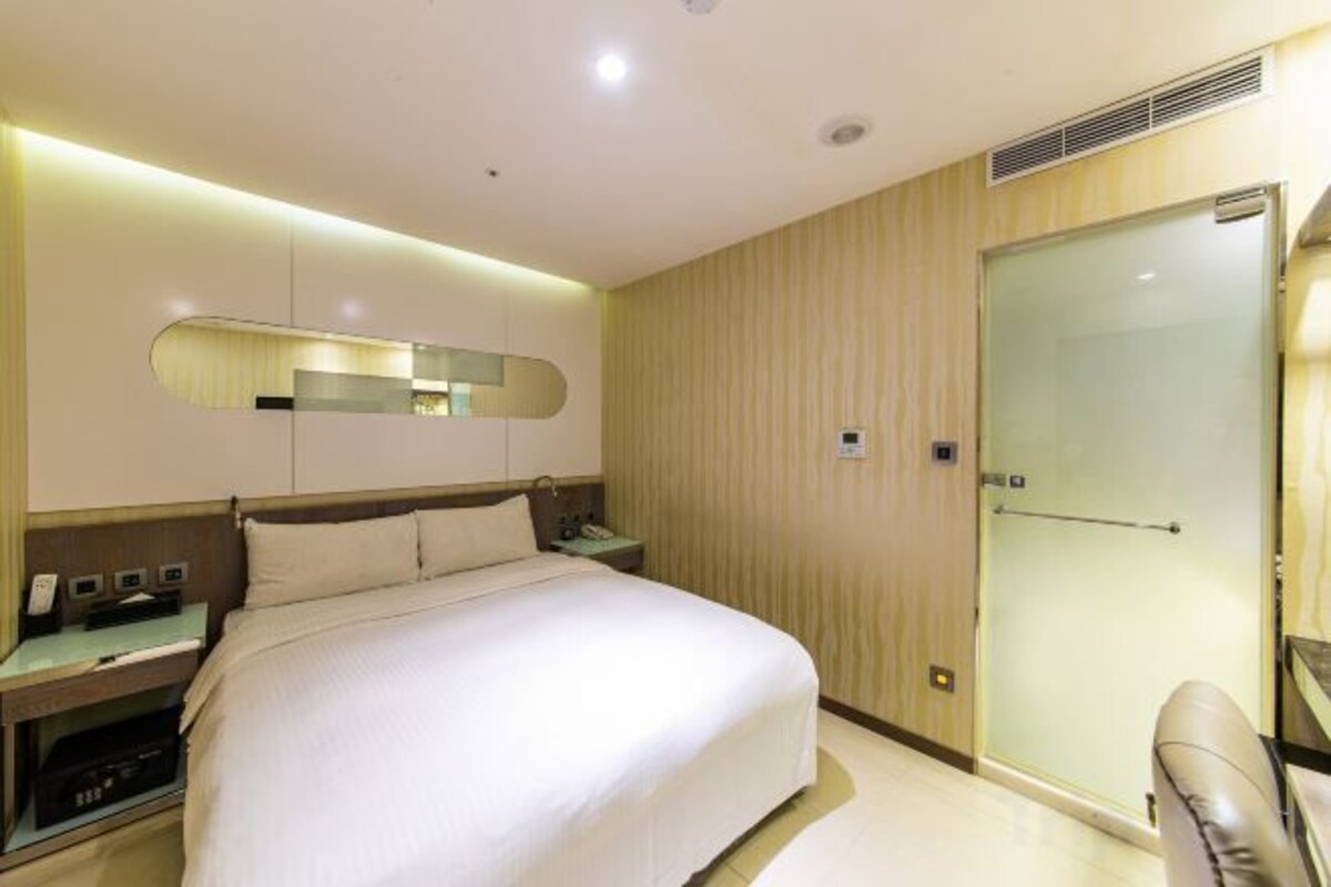 Minibar, coffres-forts dans les chambres, bureau
