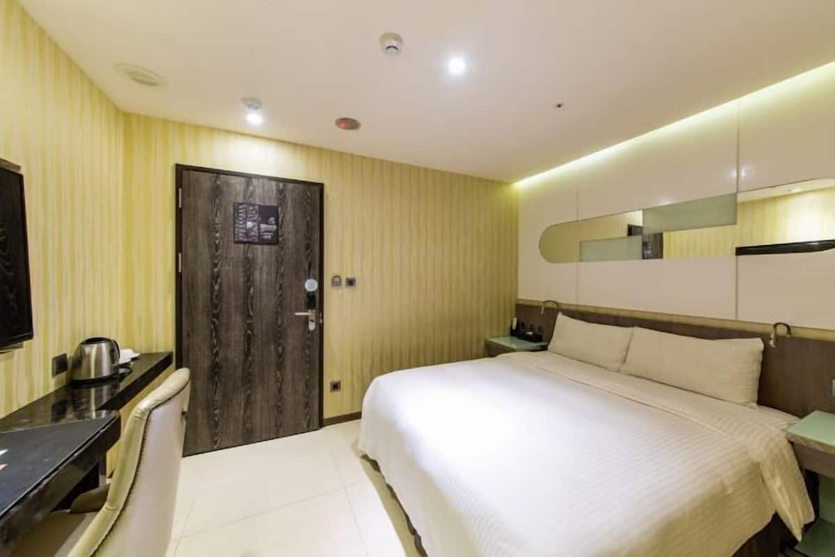 Minibar, brankas, meja kerja, dan ruang kerja ramah laptop