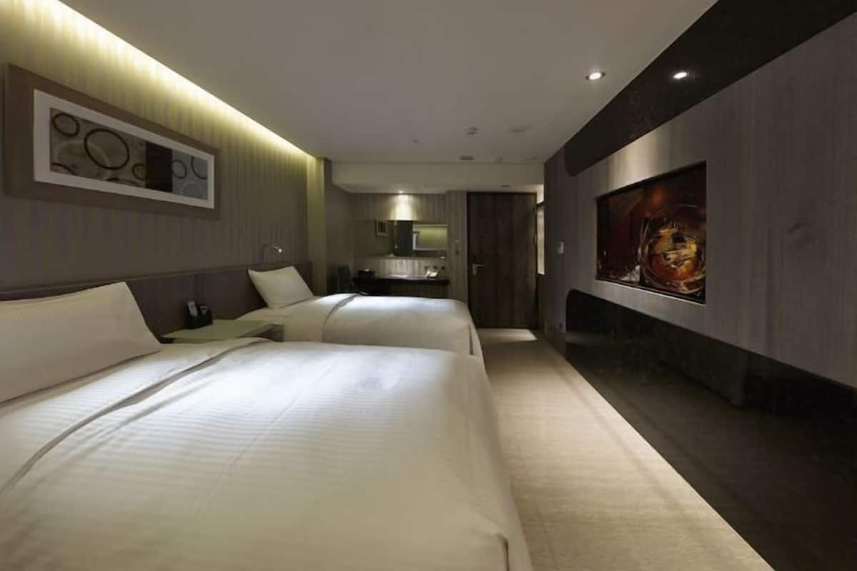 Minibar, brankas, meja kerja, dan ruang kerja ramah laptop