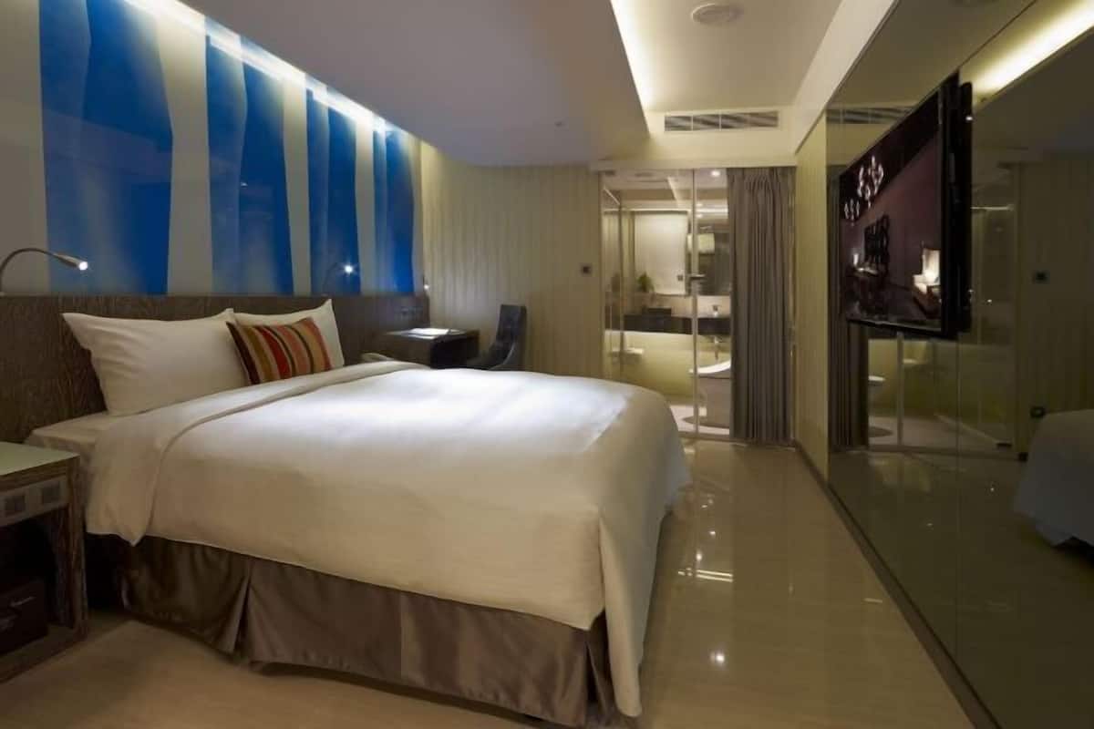 Minibar, brankas, meja kerja, dan ruang kerja ramah laptop