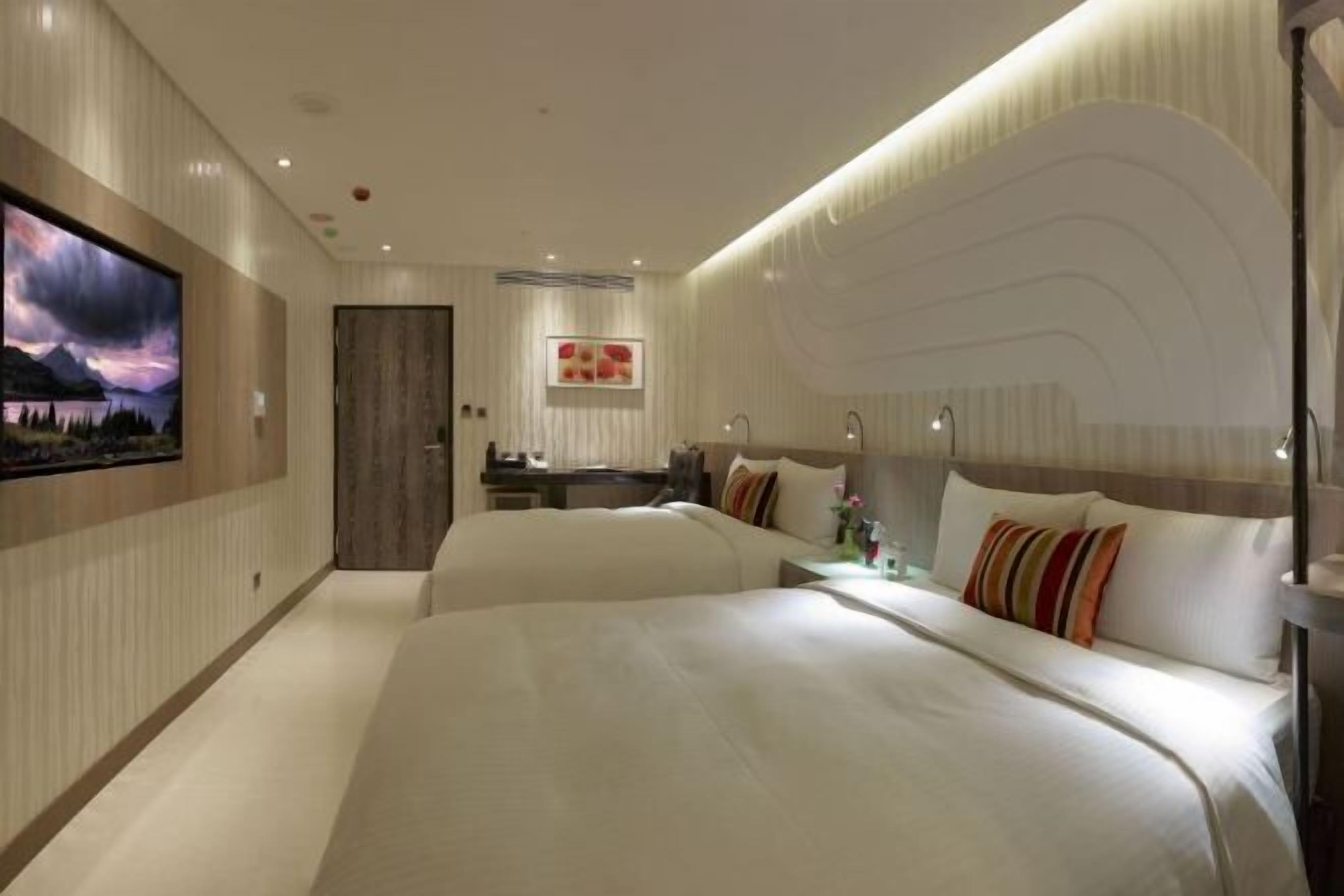 ミニバー、セーフティボックス (室内)、デスク、ノートパソコン用作業スペース