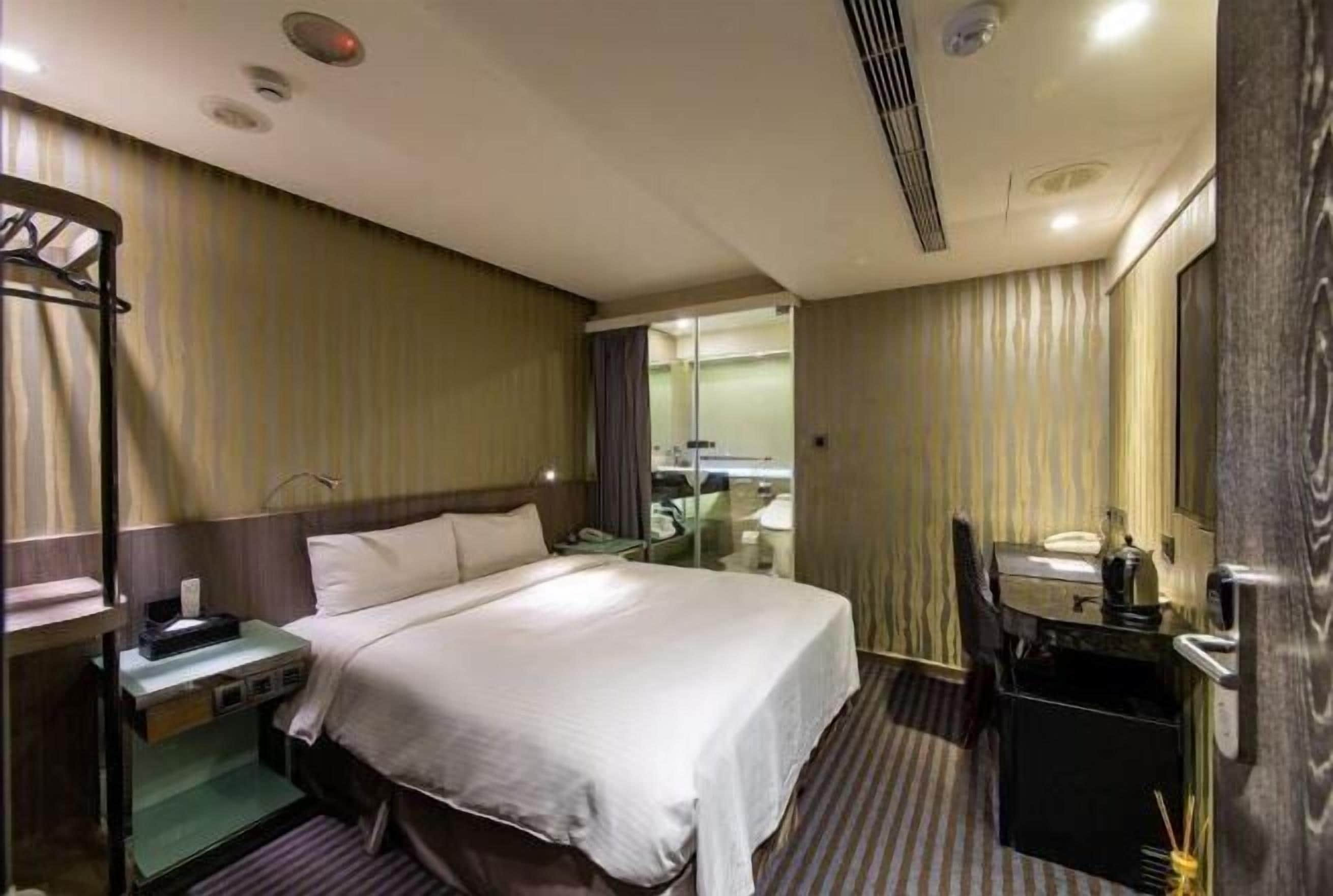 ミニバー、セーフティボックス (室内)、デスク、ノートパソコン用作業スペース