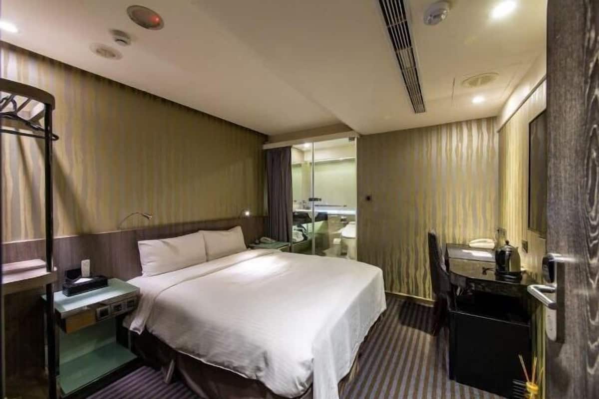 Minibar, brankas, meja kerja, dan ruang kerja ramah laptop