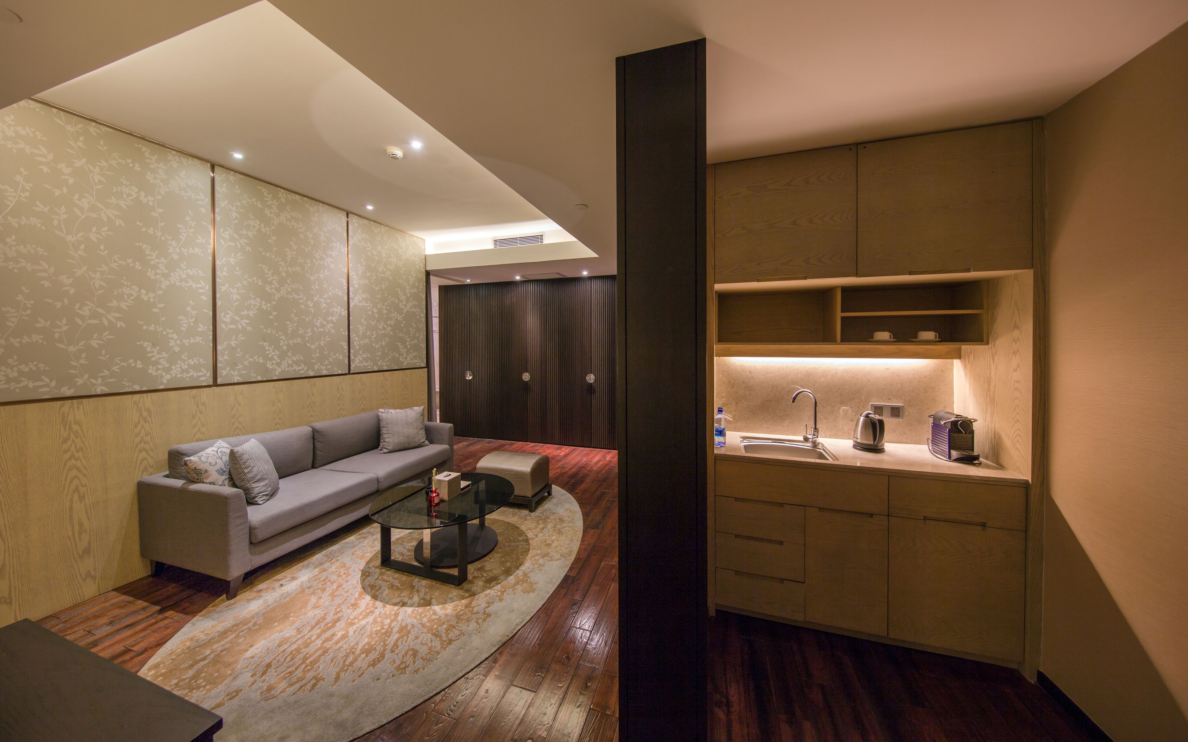 business suite | premium bedding, down duvets, pillow-top beds, in-room safe