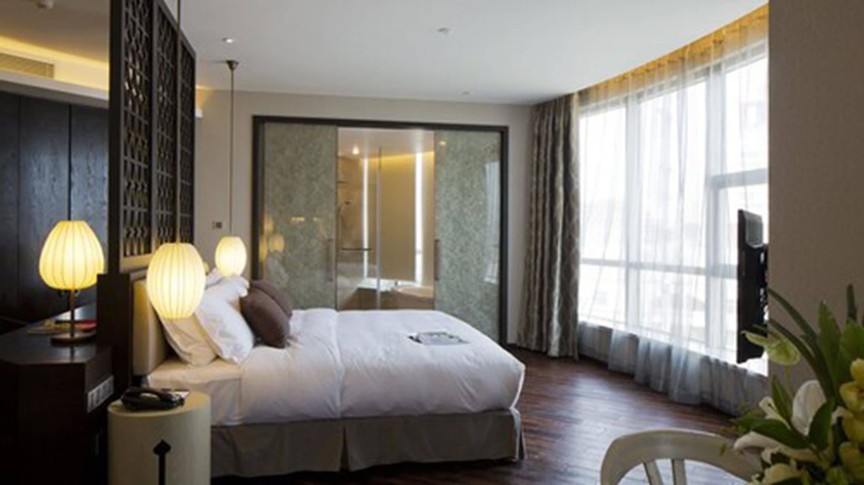 deluxe suite | premium bedding, down duvets, pillow-top beds, in-room safe