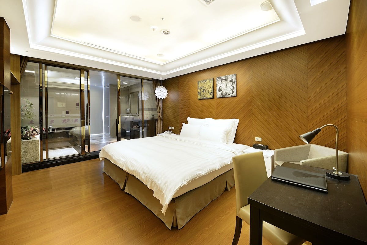 Phòng đôi Business | Chăn bông, nệm có lớp đệm bông, minibar với thức ăn, đồ uống miễn phí