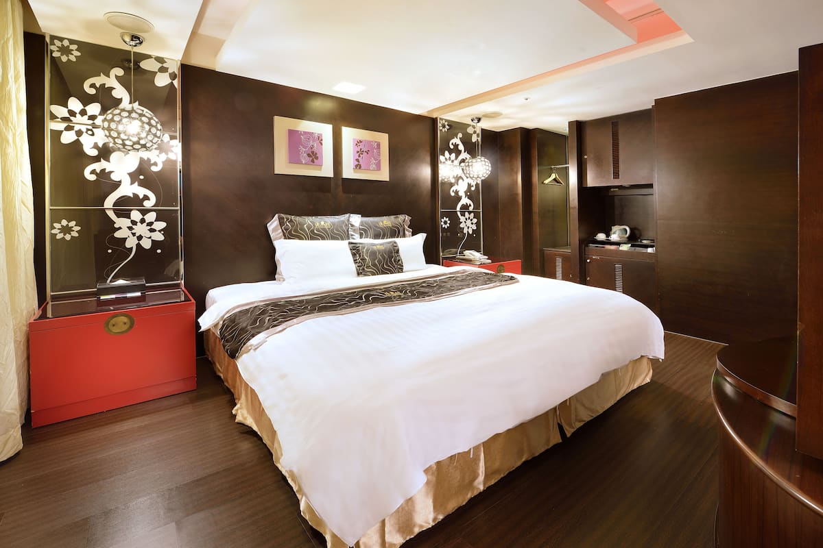 Standard Suite, Jetted Tub | Down duvets, pillow-top beds, free minibar items, individually decorated